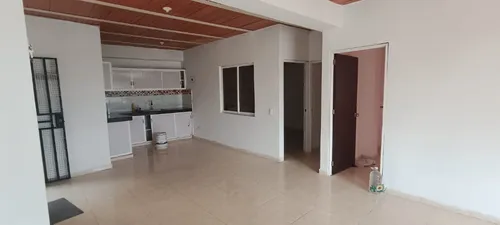 Casa Esquinera En Segundo Piso, Acceso Por Gradas Desde Piso 1