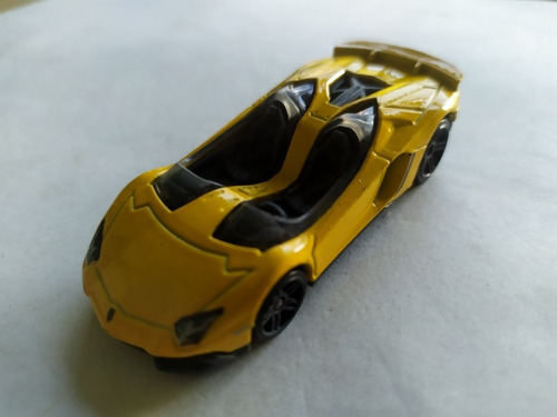 Hot Wheels Lamborghini Aventador J 2013 Amarillo