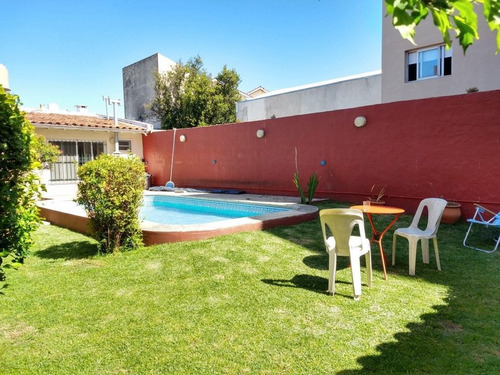 Imagen 15 de 17 de Excelente Chalet - Reciclada. Pileta Y Parrrilla