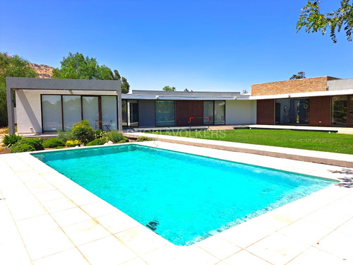 Casa Moderna De Un Piso Con Amplios Espacios En Arriendo