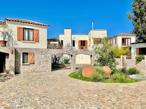 Linda Y Sólida Casa En El Corazón De Cachagua.