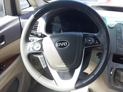 Imagen 9 de 15 de Vendo O Comprofurgoneta Byd M6 2015