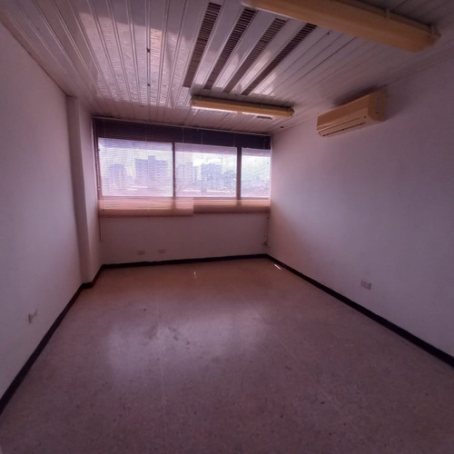 Imagen 11 de 15 de Linda Santos Vende Oficina De 118m2 En Cc Profesional Av Bolivar En Piso Bajo. 0414 4150107
