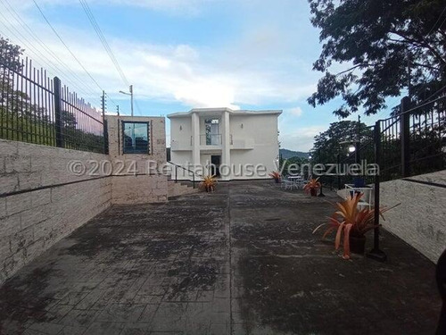 Hermosa Casa Con Estilo Moderno, De Dos Niveles, Cuenta Con Hall De Entrada, Sala De Estar, Tres Dormitorios Con Baños Y Vestier , Una Habitación Solo Con Baños, Un Medio Baños, Family Room