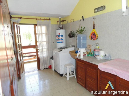 Casa Para 12 - Pileta Cerrada - Quincho - Centrica - Cochera 4 Autos - 5 Dormitorios - Equipamiento Full