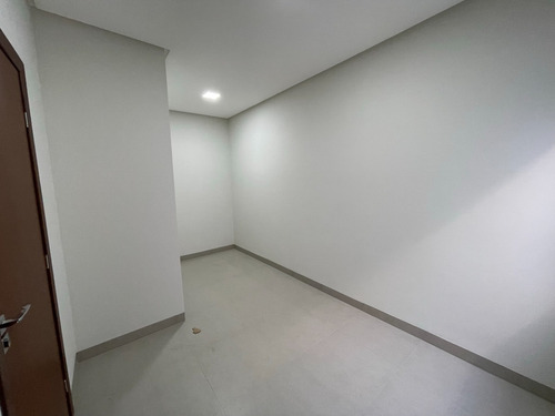 Lindos Sobrados De Alto Nível, Com Garagem Para 2 Carros, 3 Quartos Sendo 1 Deles Suíte, 3 Banheiros E Cozinha Integrada Com Sala.