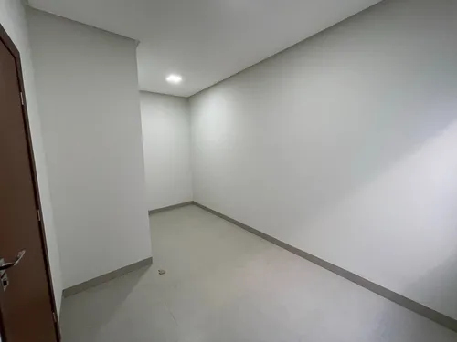 Lindos Sobrados De Alto Nível, Com Garagem Para 2 Carros, 3 Quartos Sendo 1 Deles Suíte, 3 Banheiros E Cozinha Integrada Com Sala.