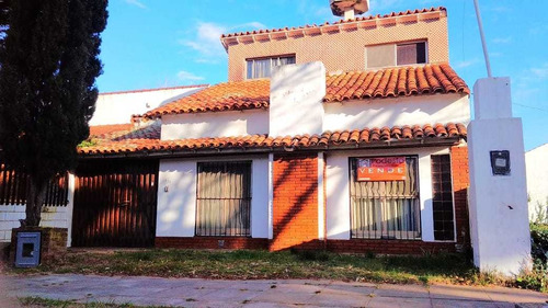 Casa De 3 Dormitorios Y 2 Baños