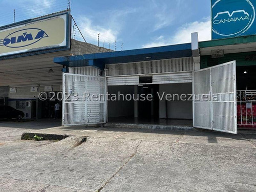 Raiza Suarez Vende Amplio Local En Barquisimeto, Av Libertador  2  4  1  3  7  3  2 Posee Servicios Básicos Agua Y Luz Constante.