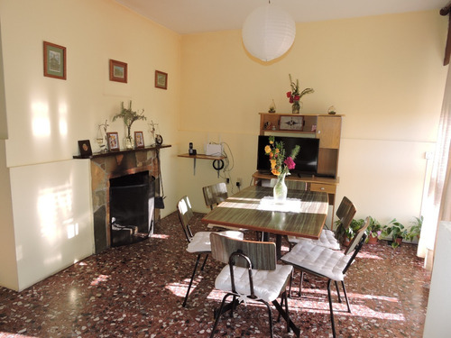 Imagen 3 de 12 de Vendo Casa De Dos Dormitorios En Calle Blanes Viale