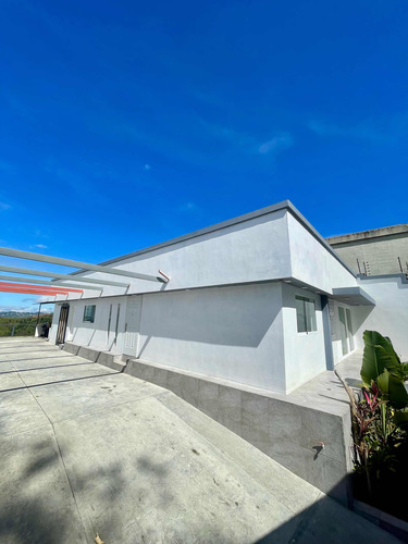 En Venta Moderna Y Lujosa Casa Ubicada En La Urb Avp Colinas De Carrizal. Rz