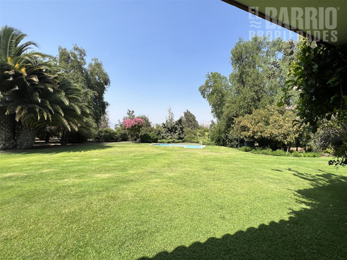 Casa En Venta De 6 Dorm. En Colina