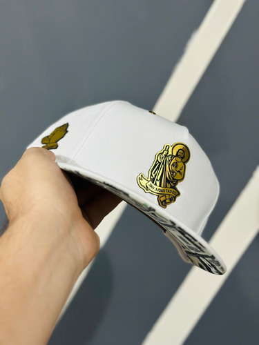 Gorra San Judas Placa Gold Visera Dólares Hatzonefg Snapback