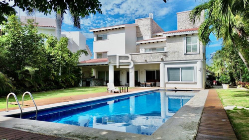 Casa En Renta Con Frente A Laguna En Residencial Isla Dorada