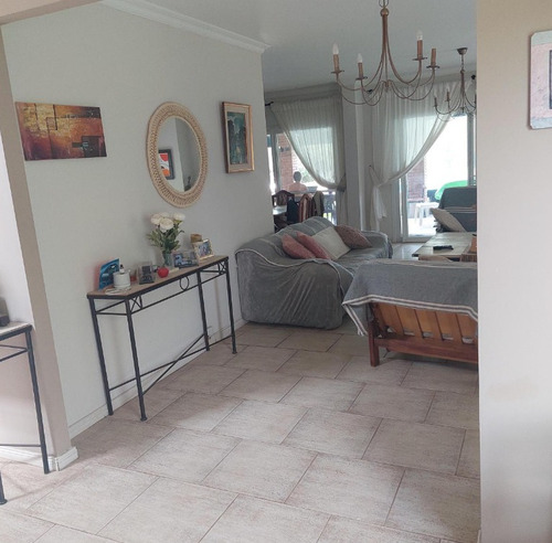 Casa 5 Dormitorios, Jardín, Piscina En Barrio Los Jazmines