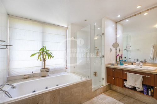 Departamento En Venta De 5 Dorm. En Las Condes