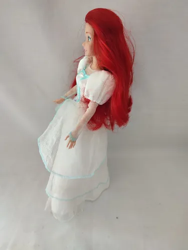 La sirenita vestida de novia sale