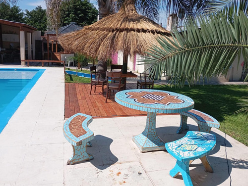 Casa En Venta - 4 Dormitorios 3 Baños - 9 De Abril