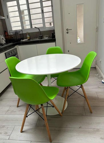 Juego De Comedor Mesa Redonda Estilo Tulip + 4 Sillas Eames