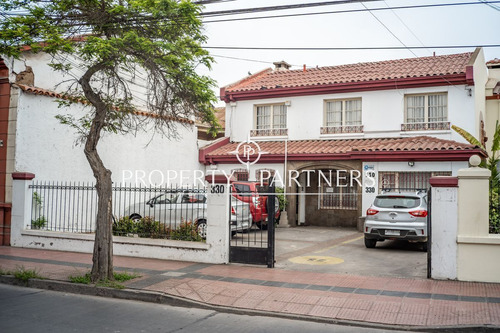 Amplia Casa Habitación De Dos Pisos, Uso Comercial