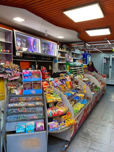 Imagen 1 de 7 de Excelente Maxikiosko Sobre Avenida Corrientes, A Metros Movistar Arena, Parada De Colectivo En La Puerta