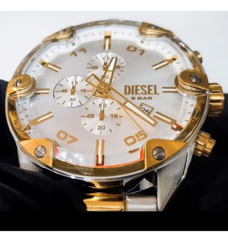 Relógio Diesel Spiked Dz4629 Correia Dourado E Prata Bisel Prateado Fundo Branco