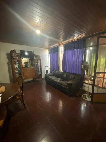 En Venta Casa. Un Piso, 4d, 2b, Comuna De Santiago