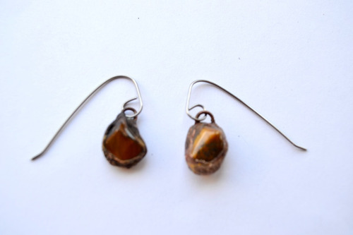 Imagen 3 de 3 de Aros Piedra Natural Ojo De Tigre, Cobre Y Acero Quirurgico