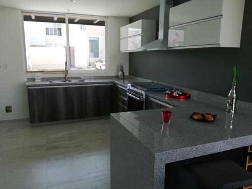 Se Vende Hermosa Casa En El Refugio, Estudio, Jardín, 3 Recamaras, Equipada..