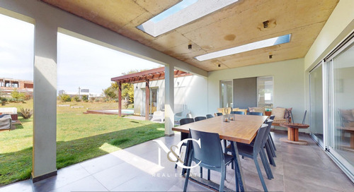 Casa En Venta En Costa Esmeralda, Barrio Deportiva