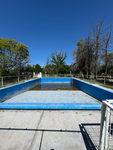 Vendo Terreno Céntrico Con Salida A Av. 9 De Julio Y A Av. Pedro Vargas. Además, Posee Salón De Evento, Casa Y Piscina!