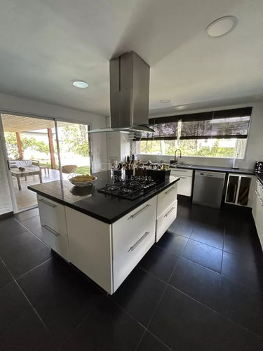 Venta Casa 5 Dormitorios En Pinar Del Faro José Ignacio Distribuida En Tres Plantas (pfh13)
