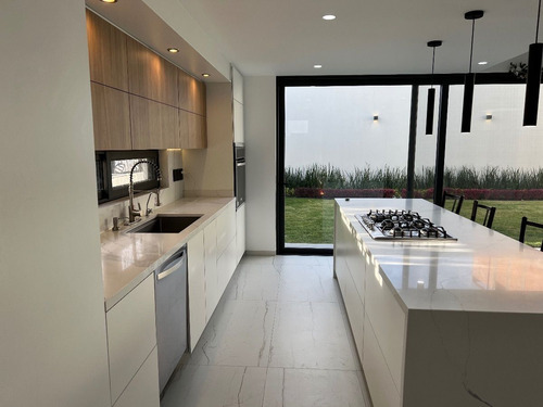 Doble Altura, Amplio Jardín, Vapor- La Vista Residencial