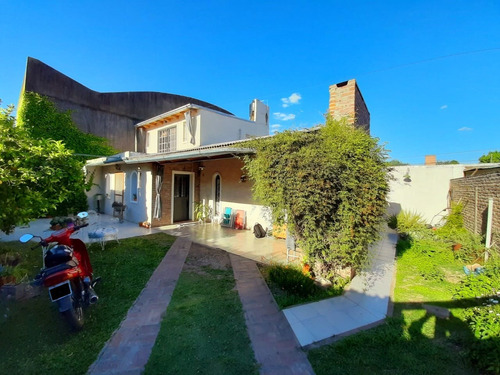 Excelente Casa Interna Con Cochera Y Jardín 