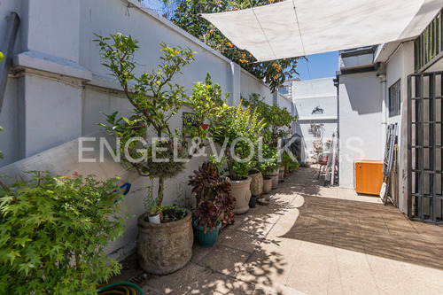 Casa Restaurada En Calle Cerrada