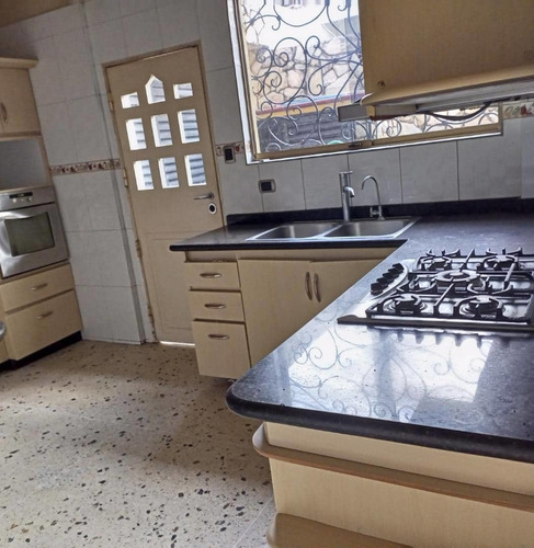 Imagen 14 de 28 de Casa Céntrica Calle Cerrada Sin Amoblar, Aire Acondicionado Central, Estilo Colonial En Alquiler Y/o Venta Trigal Norte (hg)
