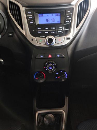 Imagem 10 de 12 de Hyundai Hb20 Comfort Plus 1.6 Preto 2014