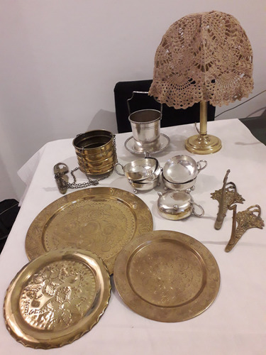 Antiguo Velador De Bronce Con Pantalla En Crochet Dorado Oscuro Beige (Usado)