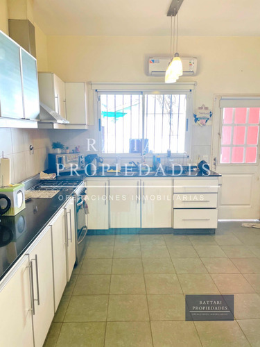 Venta Casa 5 Ambientes Con Parque Y Piscina En Haedo. Excelente Propiedad