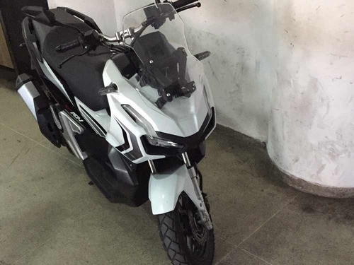 Imagem 2 de 6 de Honda Adv