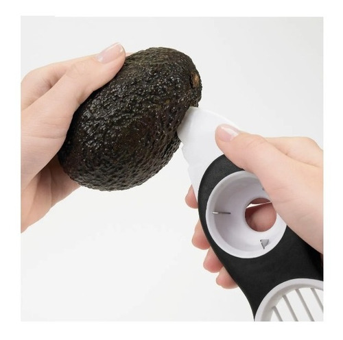 Imagen 4 de 5 de Cortador Palta Oxo 3 En 1 Saca Carozo Corta Rodajas Palermo