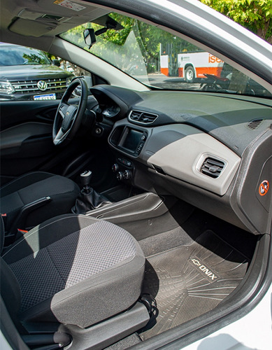 Imagen 14 de 18 de Chevrolet Onix 1.4 Lt