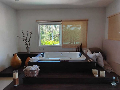 Villa De Lujo En Venta Pegada A La Playa, Kovay Gardens