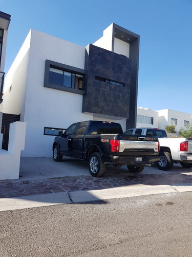 Casa En La Cima, 3 Recamaras Con Baño, Alberca, Jardín, Sala Tv, Roof Garden