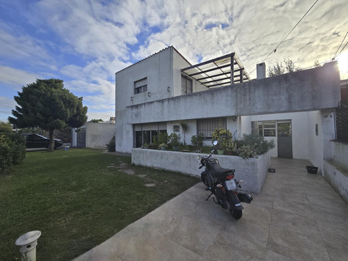 Casa De 5 Dormitorios, Gran Patio, Barbacoa Y Garaje En Alquiler En Carrasco Norte