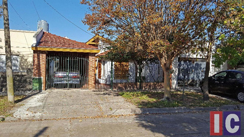 Imagen 1 de 14 de Muy Buen Chalet En Villa Ariza (ituzaingo Norte)