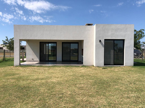 Venta Casa Tres Dormitorios Y Pileta En El Barrio Cerrado San Sebastian
