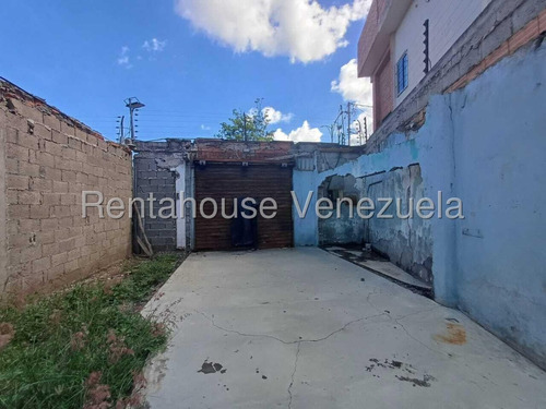 % Raiza Suarez Vende Amplio Terreno Comercial En Zona Oeste De Barquisimeto 2 5 8 5 6 1 Con Perimetro Cerco Electrico Area De Deposito Oficina Baño Con Todos Los Servicios Basicos Operativos