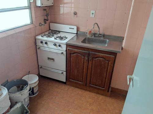 Imagen 6 de 8 de Depto. De 2 Ambientes. Muy Luminoso. Placard En El Hall De Distribucion. Cocina Y Baño Completos.-