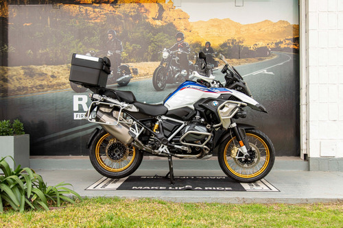 Inmaculada, Muchos Accesorios, Akrapovic